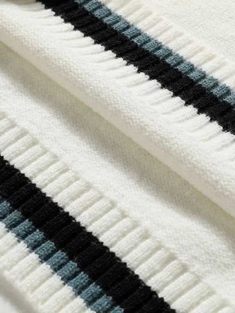 Cross & Crown Klassischer V-Ausschnitt Pullover