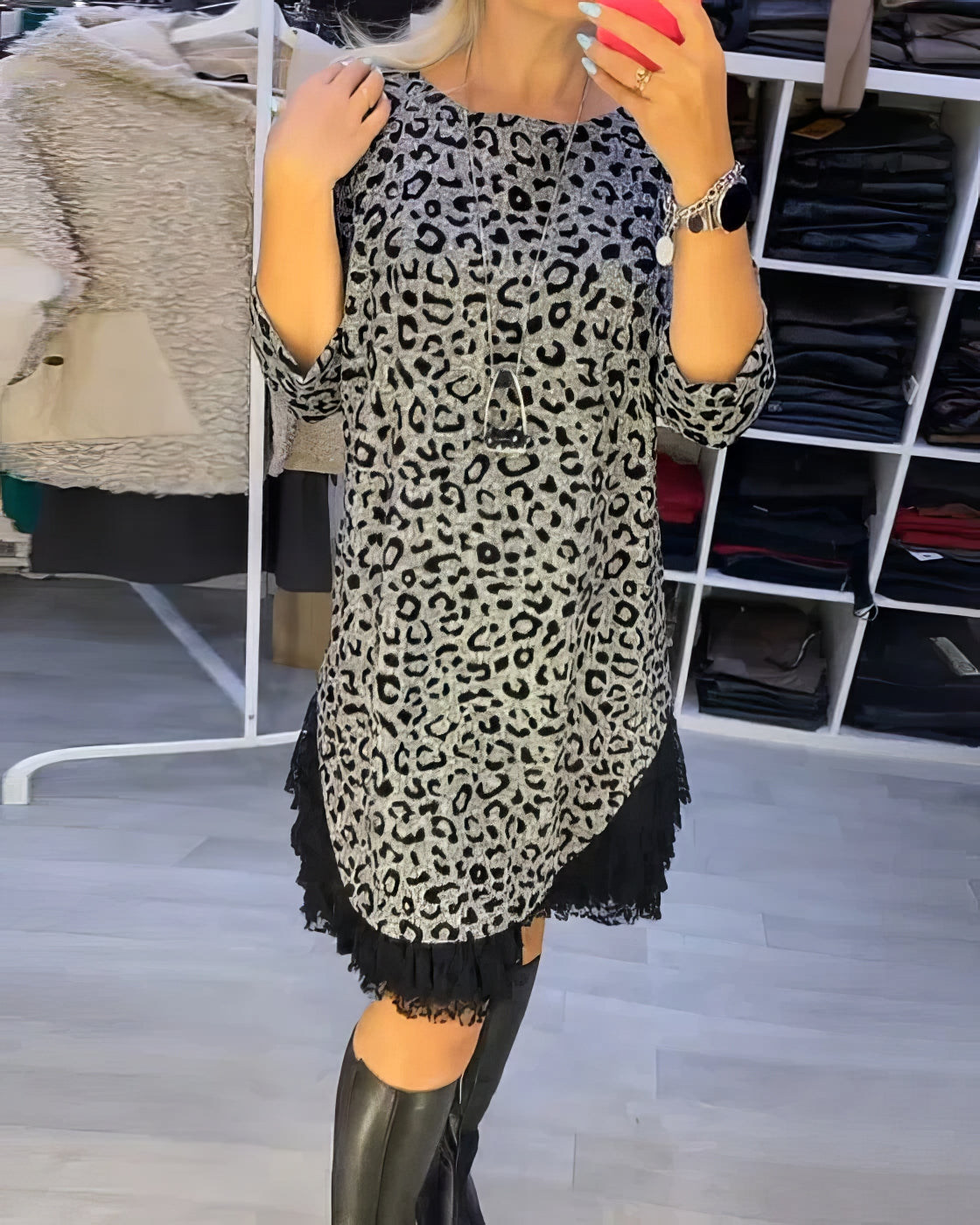 Elegante Kleider | Figurbetontes Leopardenmuster Kleid mit Klassischem Rundhalsausschnitt | Stilvoller Look für Alltag und besondere Anlässe 0