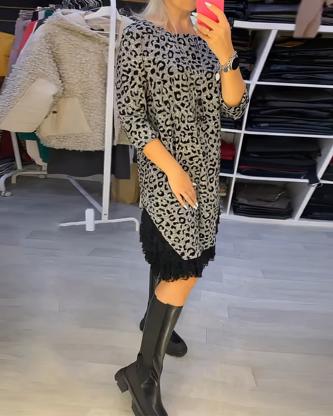 Elegante Kleider | Figurbetontes Leopardenmuster Kleid mit Klassischem Rundhalsausschnitt | Stilvoller Look für Alltag und besondere Anlässe 1