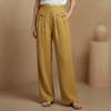 Helle Damen Hose mit hohem Bund, weitem Bein und Taschen für entspannte Momente