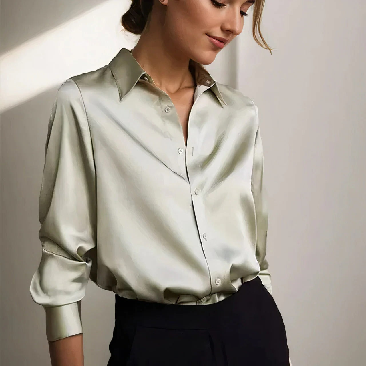 Damen Satin Bluse mit Knopfleiste und Spitzkragen in Salbeigrün